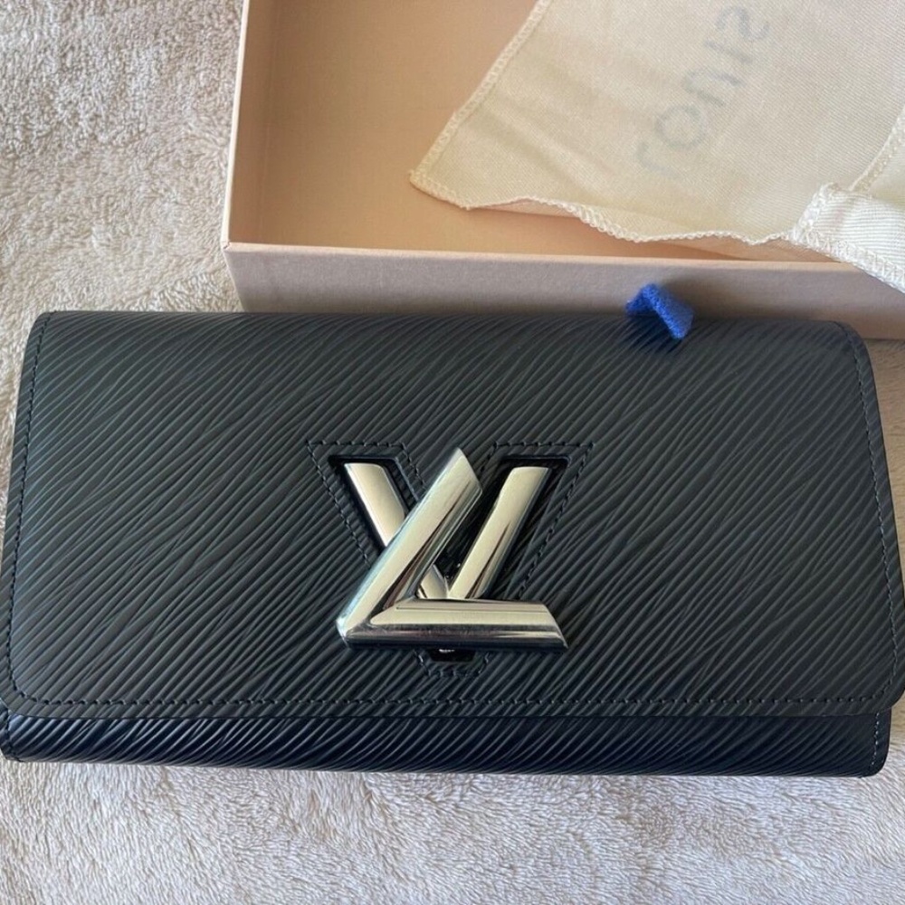 BRAND NEW LOUIS VUITTON TWIST WALLET
